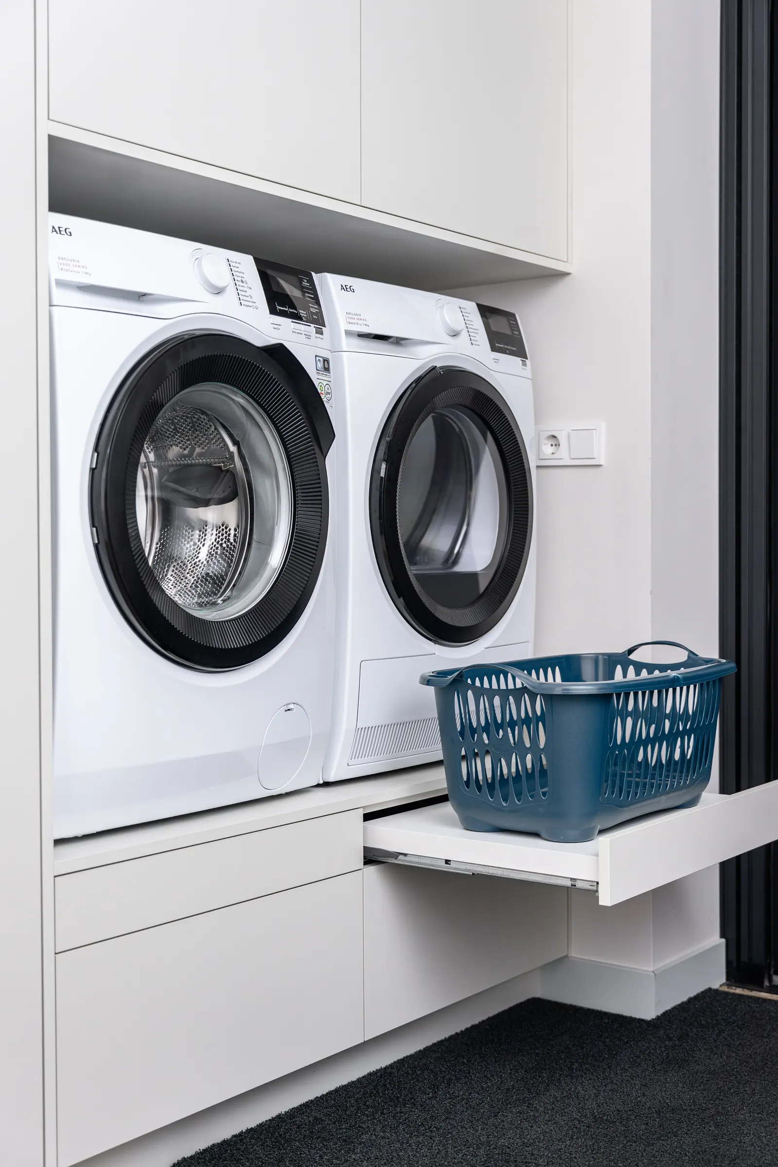 Wasmachine en droger geïntegreerd in een kastenwand