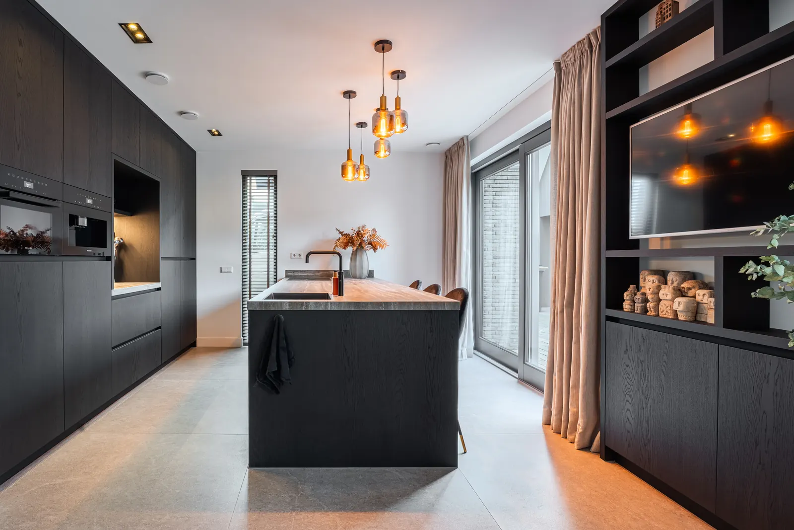 Moderne keuken met donker eiland en lichte ruimte