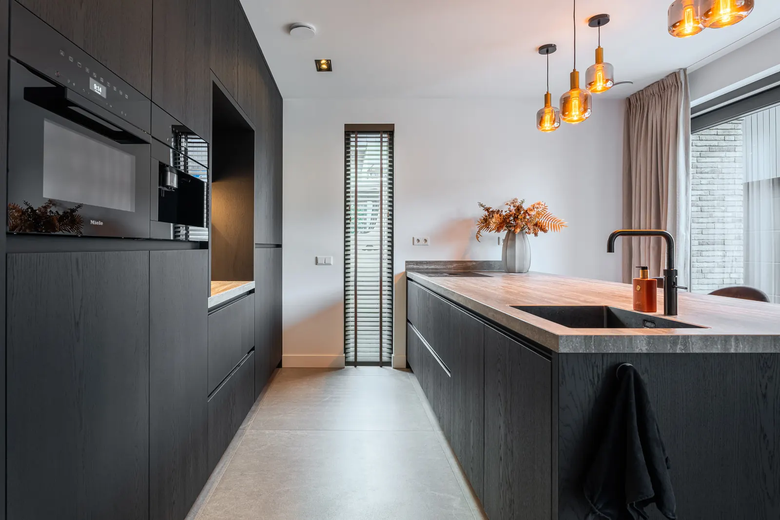 Ruim kookeiland met zitplek in een moderne keuken