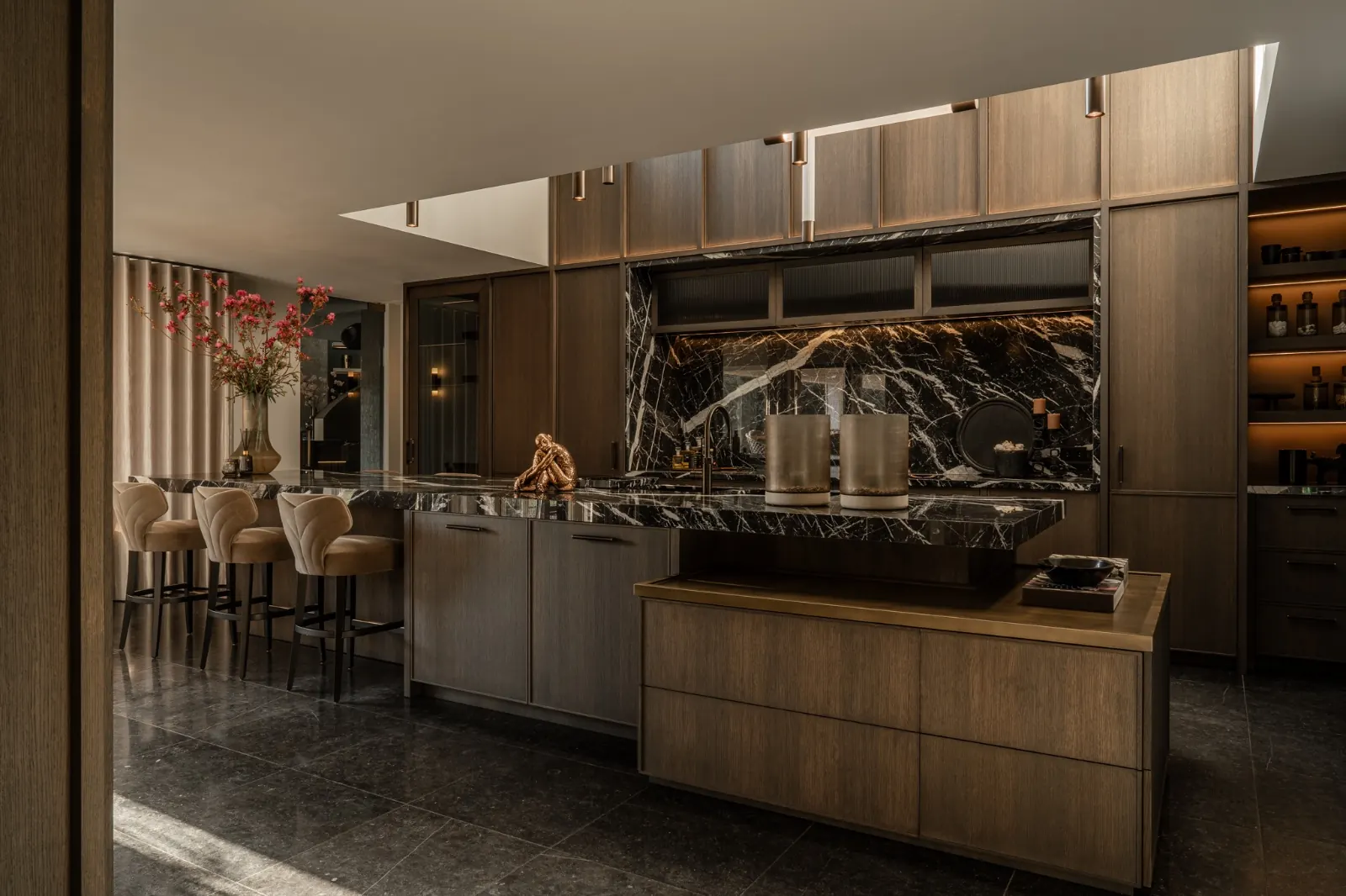 Donkere keuken met eiland en aangrenzende eettafel