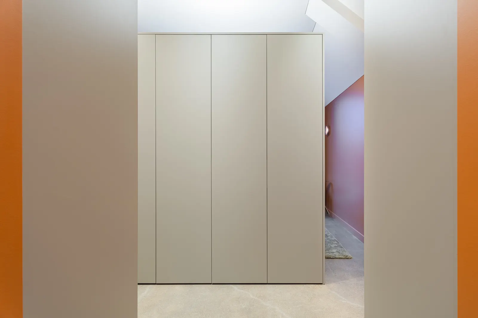 Donkere maatwerkkast in een slaapkamer