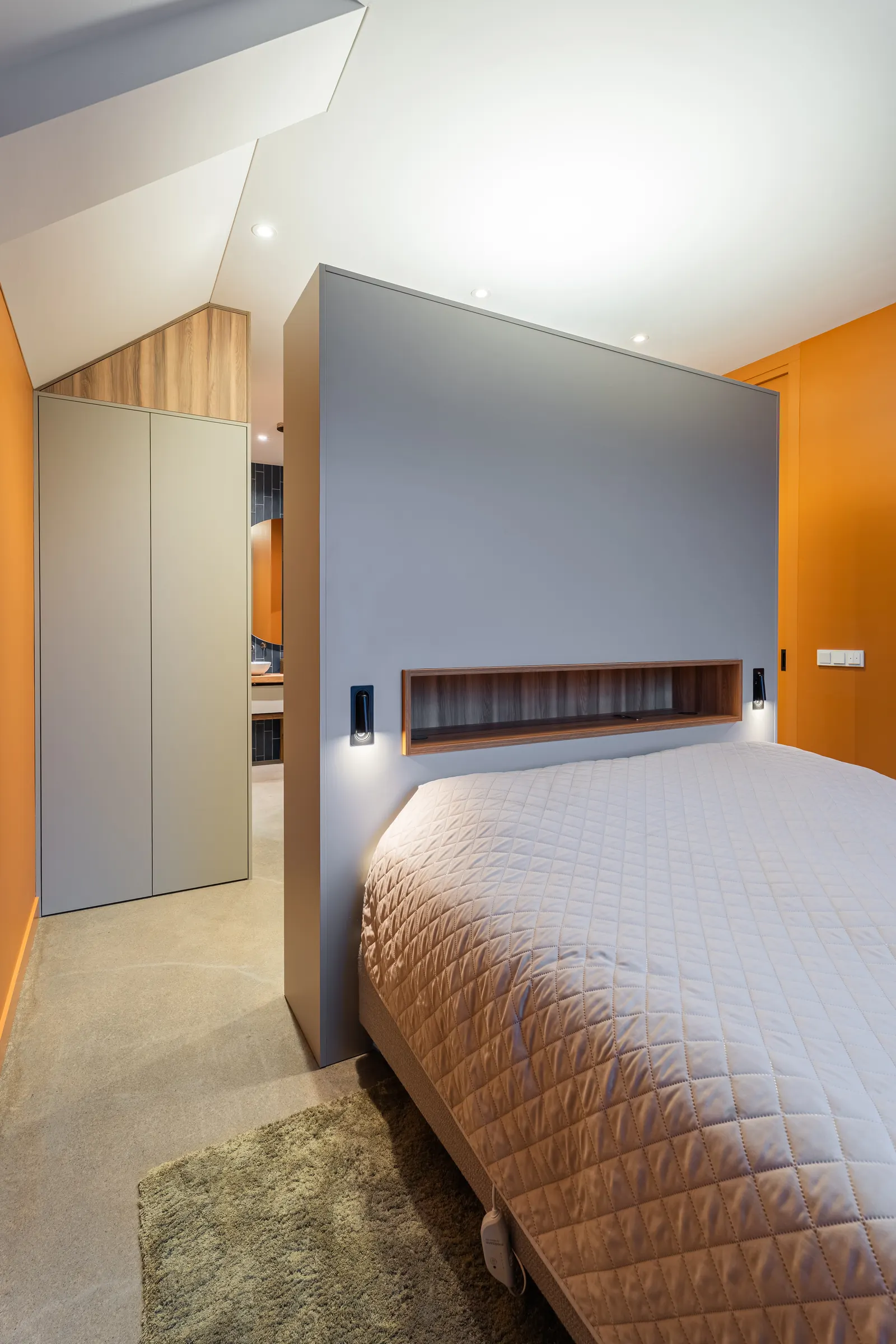 Slaapkamer met kamerhoge maatwerkkasten