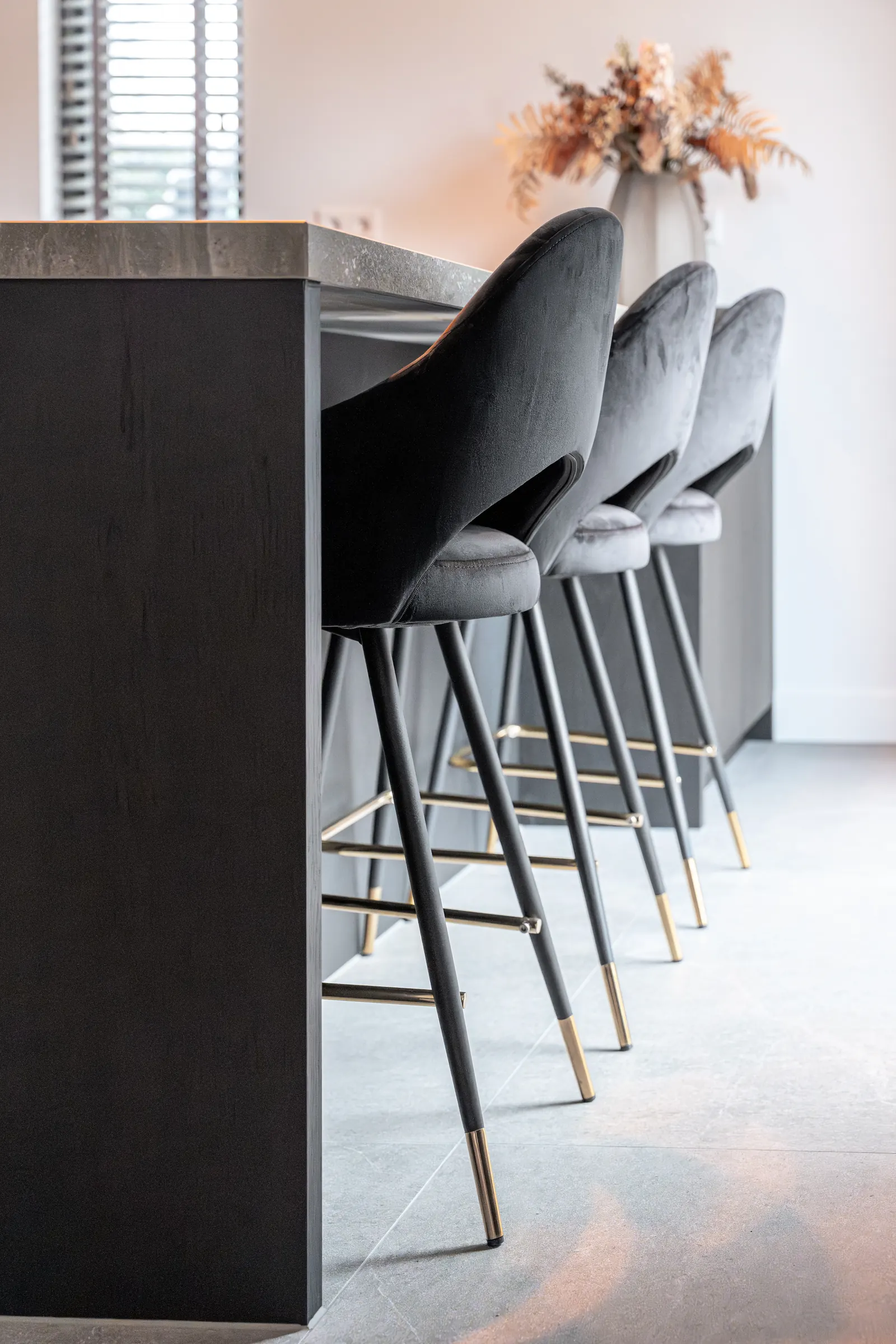 Maatwerk wandmeubel met geïntegreerde tafel