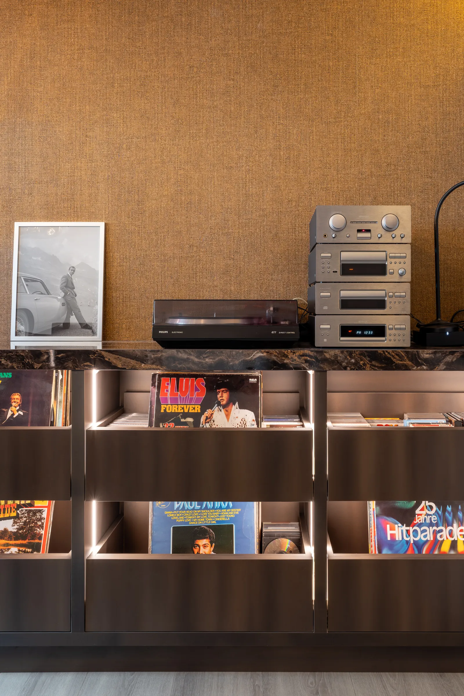 Wandmeubel met platenkast en audio-opstelling