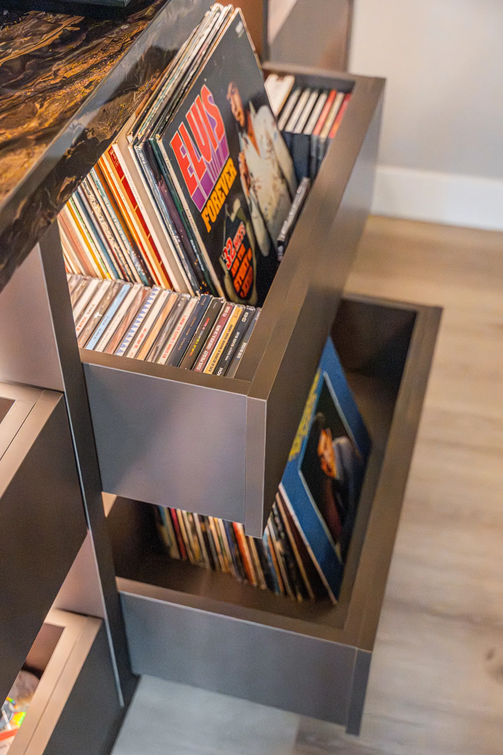 Open lade op maat voor een platencollectie