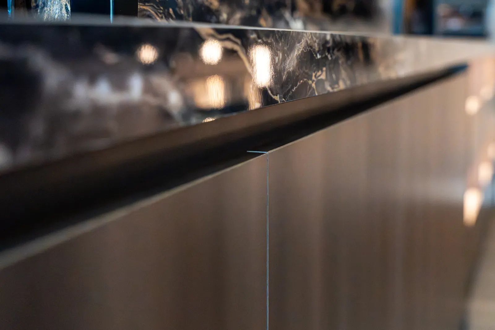Detail van houten maatwerkmeubel met geïntegreerde verlichting