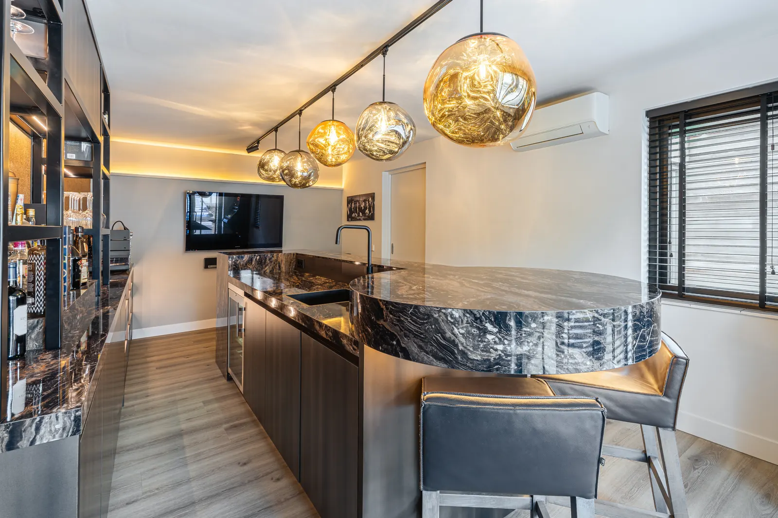 Barinterieur met hoge stoelen en warme verlichting