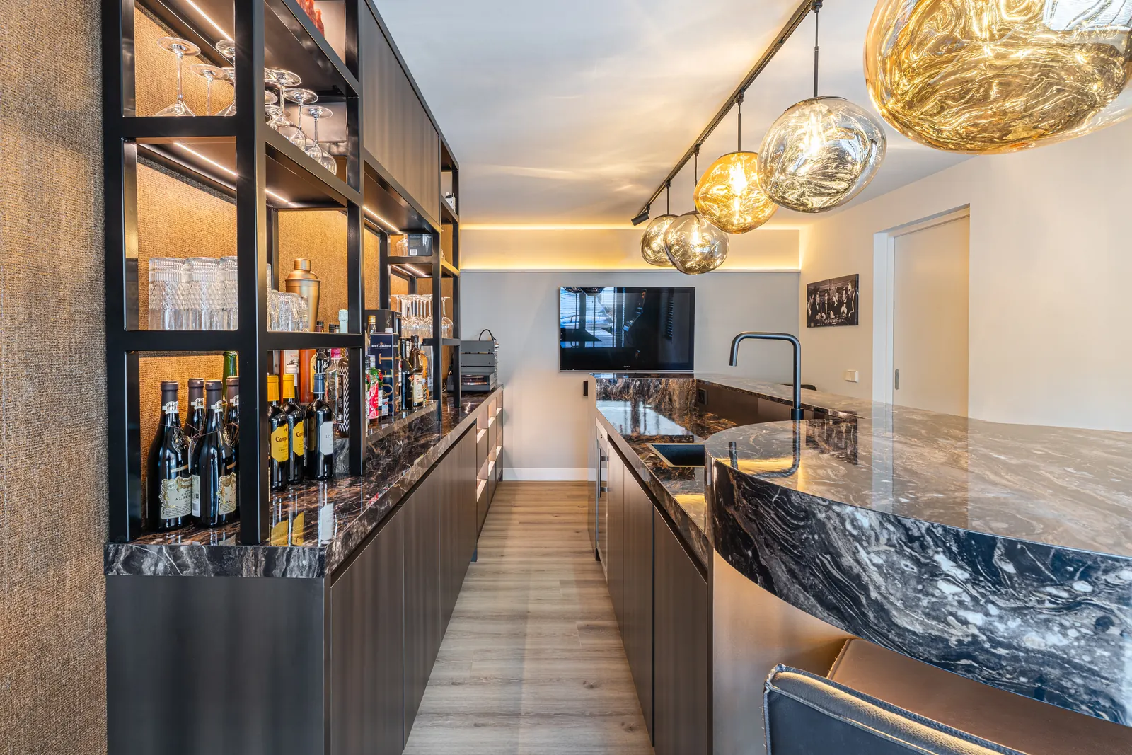 Donkere bar met natuurstenen blad en open kast