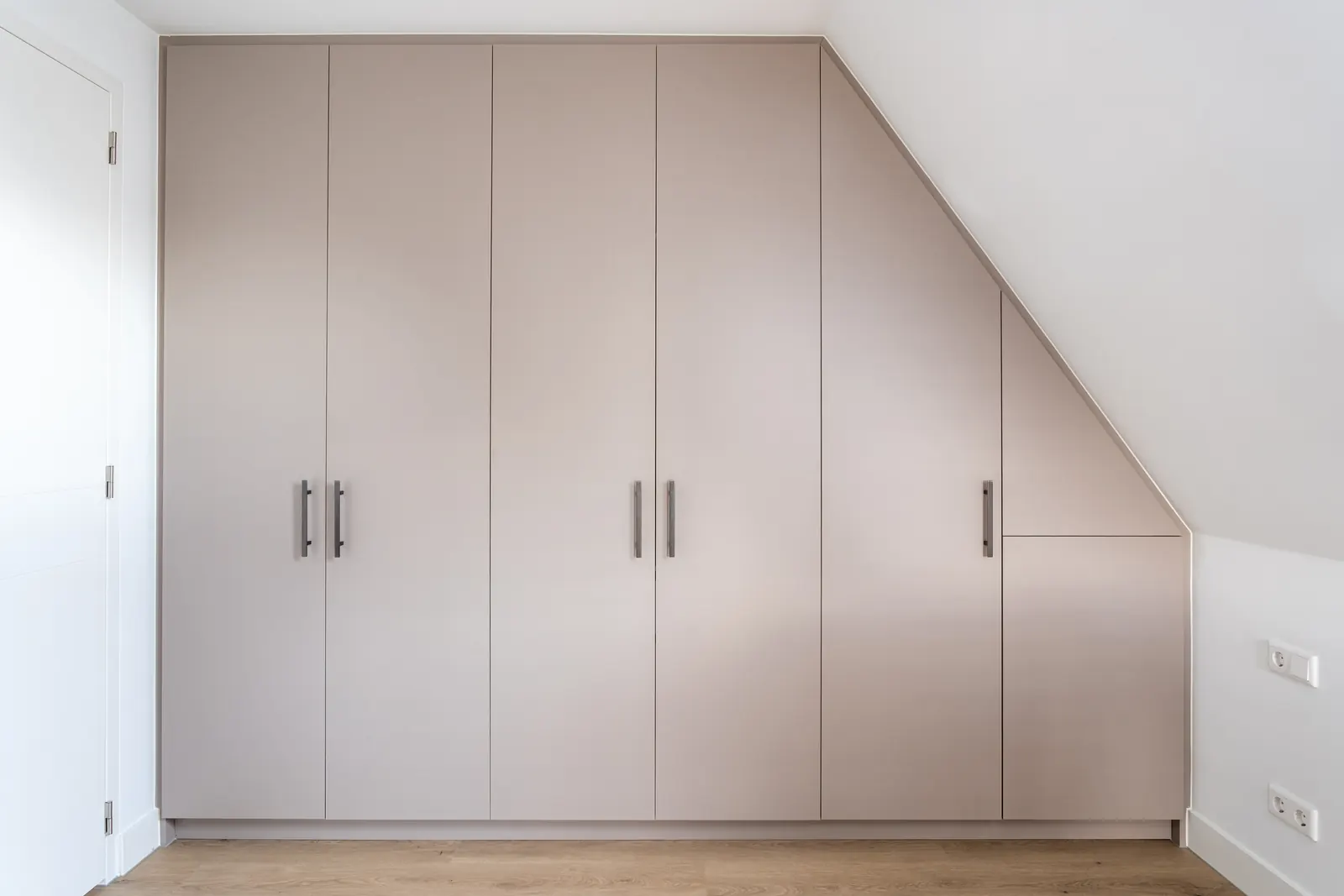 Kastenwand die aansluit op een schuin zolderdak