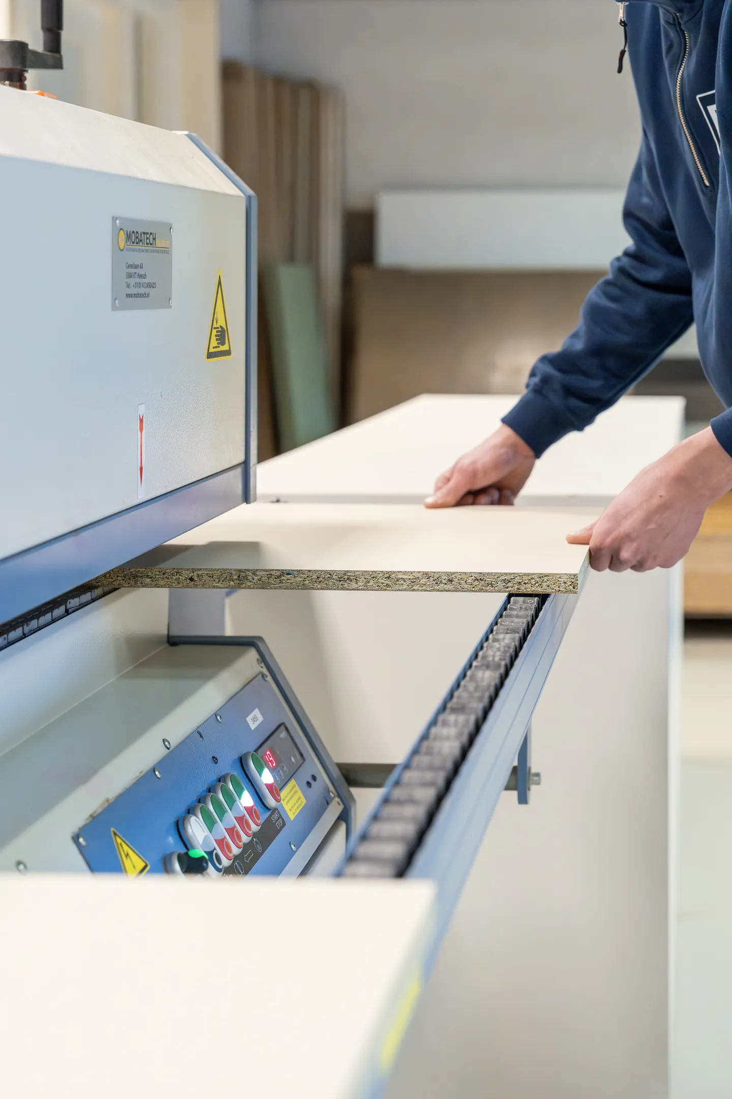 Controle van een lade in een maatwerkmeubel tijdens de productie